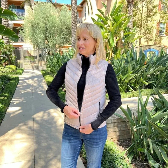 Packable Puffer Vest  Taupe/Mocha Front Zip Closure Side Pockets Quilted - Picture 3 of 8